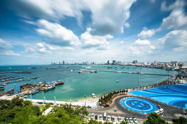 开云体育(中国)官方网站泳池和周围只须他一个东说念主-开云「中国」kaiyun体育网址-登录入口